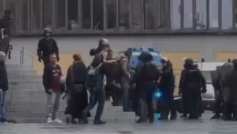 OVAKO TO RADI EU POLICIJA: Nokautirali ženu - ona pala na zemlju (VIDEO) OVAKO TO RADI EU POLICIJA: Nokautirali ženu - ona pala na zemlju (VIDEO)