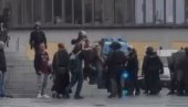 OVAKO TO RADI EU POLICIJA: Nokautirali ženu - ona pala na zemlju (VIDEO)