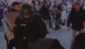 BRUTALNOST NA DELU: Ovako to radi EU policija - pogledajte obračun sa demonstrantima u Francuskoj i Nemačkoj (VIDEO) BRUTALNOST NA DELU: Ovako to radi EU policija - pogledajte obračun sa demonstrantima u Francuskoj i Nemačkoj (VIDEO)