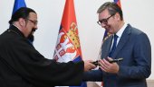 ВУЧИЋ УГОСТИО СТИВЕНА СИГАЛА: Његово опредељење да Србију доживљава као своју другу домовину, нама представља велику част (ВИДЕО) ВУЧИЋ УГОСТИО СТИВЕНА СИГАЛА: Његово опредељење да Србију доживљава као своју другу домовину, нама представља велику част (ВИДЕО)