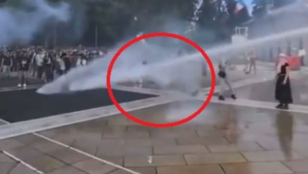 ТАКО ТО РАДИ ФРАНЦУСКА ПОЛИЦИЈА: Водени топ директно у главу