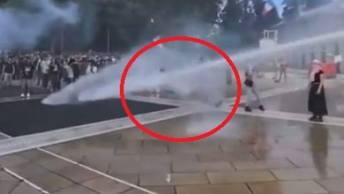 TAKO TO RADI FRANCUSKA POLICIJA: Vodeni top direktno u glavu TAKO TO RADI FRANCUSKA POLICIJA: Vodeni top direktno u glavu