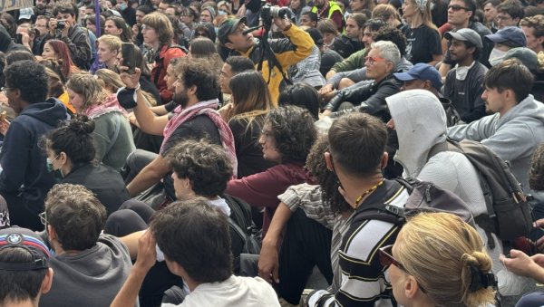 ЛЕКОРНИЈЕВО ЖОНГЛИРАЊЕ ЗА ОПСТАНАК: У Паризу и другим градовима чисте трагове од протеста и већ се спремају за ново окупљање