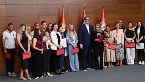 DOBRODOŠLI SVOJOJ KUĆI, PONOSNI SMO NA VAS: Vučić uručio ugovore medicinskim radnicima koji su se iz inostranstva vratili u Srbiju