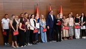 DOBRODOŠLI SVOJOJ KUĆI, PONOSNI SMO NA VAS: Vučić uručio ugovore medicinskim radnicima koji su se iz inostranstva vratili u Srbiju
