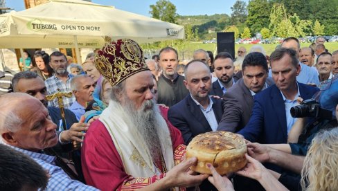 ВЕРА БРАЋУ СПАЈА: Митрополит Фотије на слави руског манастира у угљевику ВЕРА БРАЋУ СПАЈА: Митрополит Фотије на слави руског манастира у угљевику
