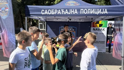 ОПРЕЗ И ОДГОВОРНОСТ: Караван безбедности саобраћаја у Лозници ОПРЕЗ И ОДГОВОРНОСТ: Караван безбедности саобраћаја у Лозници