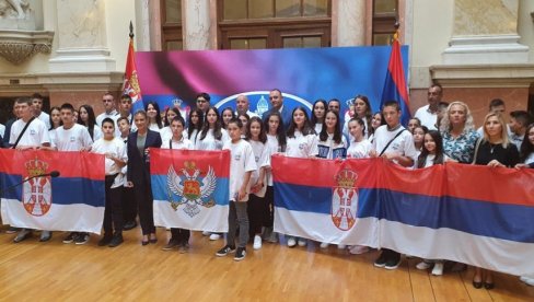 DECA IZ REPUBLIKE SRPSKE U SRBIJI: Jedinstvo u čast trobojke i 150 godina Nevesinjske puške DECA IZ REPUBLIKE SRPSKE U SRBIJI: Jedinstvo u čast trobojke i 150 godina Nevesinjske puške