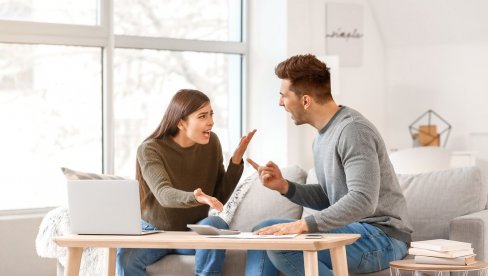 KAKO ZAUSTAVITI SVAĐE SA PARTNEROM OKO NOVCA: Da li je bolje da imate zajednički budžet ili da svako troši svoje pare?