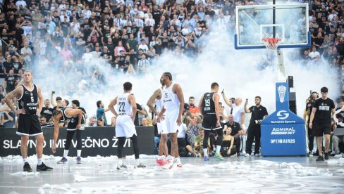 GROBARI BUKVALNO ZAPALILI TAŠMAJDAN: Tokom meča Partizan - Paok reagovali i vatrogasci GROBARI BUKVALNO ZAPALILI TAŠMAJDAN: Tokom meča Partizan - Paok reagovali i vatrogasci