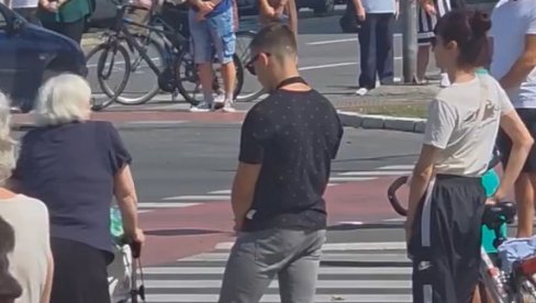 BLOKADERI SE IŽIVLJAVAJU NAD BAKOM INVALIDOM: Uznemirujuća scena iz Novog Sada - Tišina, rekla sam! (VIDEO)