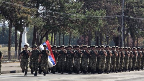 ДЕФИЛЕ ПУНЕ СНАГЕ И МОЋИ НАШЕ АРМИЈЕ: Грађани почели да пристижу на простор испред Палате Србија, сви чекају почетак велике војне параде
