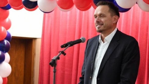 KAD OSETIM OVU ENERGIJU NEMOGUĆE JE NE POBEDITI Rebrača stigao u Kosovsku Mitrovicu da podrži Srpsku listu na predstojećim izborima na KiM KAD OSETIM OVU ENERGIJU NEMOGUĆE JE NE POBEDITI Rebrača stigao u Kosovsku Mitrovicu da podrži Srpsku listu na predstojećim izborima na KiM