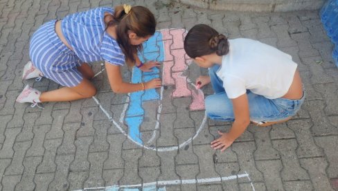 PRELEPE SLIKE U STAROJ PAZOVI: Mališani poslali poruke mira i ljubavi (VIDEO)