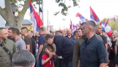 ВУЧИЋ НА СКУПУ ПРОТИВ БЛОКАДА: Река људи кренула у шетњу против блокада, председник на челу колоне (ВИДЕО) ВУЧИЋ НА СКУПУ ПРОТИВ БЛОКАДА: Река људи кренула у шетњу против блокада, председник на челу колоне (ВИДЕО)