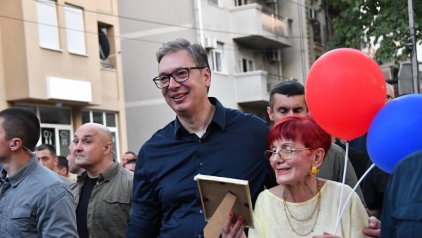 ВУЧИЋ НА СКУПУ ПРОТИВ БЛОКАДА: Река људи у шетњи, председник на челу колоне (ВИДЕО) ВУЧИЋ НА СКУПУ ПРОТИВ БЛОКАДА: Река људи у шетњи, председник на челу колоне (ВИДЕО)