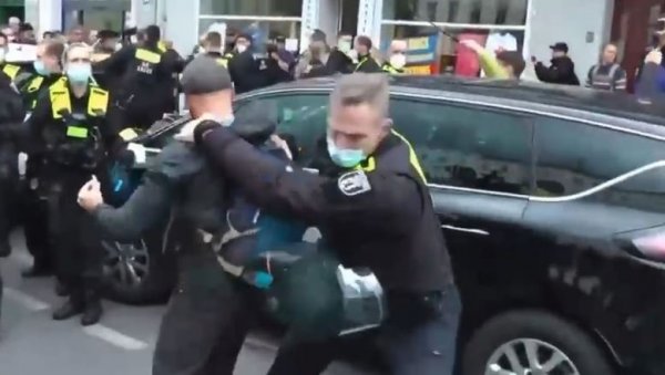 А У МЕЂУВРЕМЕНУ: Ево како се полиција ЕУ у Немачкој учи блокадере памети А У МЕЂУВРЕМЕНУ: Ево како се полиција ЕУ у Немачкој учи блокадере памети