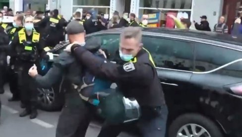 A U MEĐUVREMENU: Evo kako se policija EU u Nemačkoj uči blokadere pameti A U MEĐUVREMENU: Evo kako se policija EU u Nemačkoj uči blokadere pameti