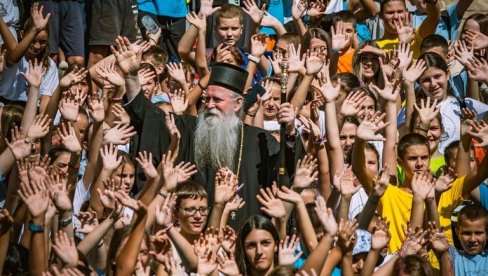 СВЕТИТЕЉУ ПОХРЛИЛО ДВЕ ХИЉАДЕ МЛАДИХ:  У порти Цетињског манастира окупили се учесници  традиционалног Дечјег сабора