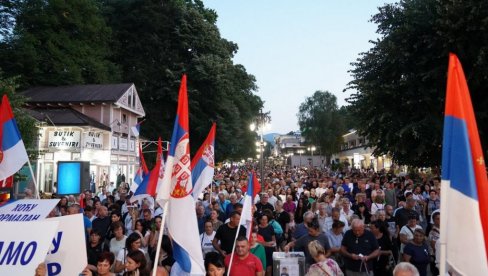 ПРОБУДИЛИ СУ СЕ СЛОБОДНИ ГРАЂАНИ Вучић: Верујем да ће по мом повратку из Њујорка бити 200 хиљада људи на улицама ПРОБУДИЛИ СУ СЕ СЛОБОДНИ ГРАЂАНИ Вучић: Верујем да ће по мом повратку из Њујорка бити 200 хиљада људи на улицама