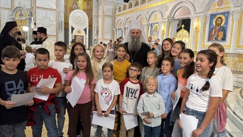ДА СВЕДОЧИМО ЉУБАВИ И МИРУ У СВАКОМ ТРЕНУТКУ У СВАКОЈ ШКОЛИ Патријарх служио молебан у Храму Светог Саве поводом почетка шкоске године ДА СВЕДОЧИМО ЉУБАВИ И МИРУ У СВАКОМ ТРЕНУТКУ У СВАКОЈ ШКОЛИ Патријарх служио молебан у Храму Светог Саве поводом почетка шкоске године