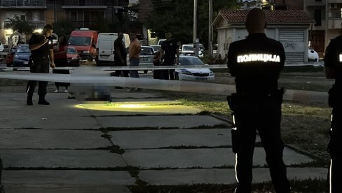 PRVI SNIMCI JEZIVOG UBISTVA U NIŠU: Muškarac ubijen nakon rasprave sa dva hica, deca počela da vrište (FOTO/VIDEO) PRVI SNIMCI JEZIVOG UBISTVA U NIŠU: Muškarac ubijen nakon rasprave sa dva hica, deca počela da vrište (FOTO/VIDEO)