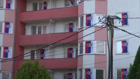 VIJORE SE TROBOJKE: U Severnoj Mitrovici istaknute zastave Srbije podovom Dana srpskog jedinstva (VIDEO) VIJORE SE TROBOJKE: U Severnoj Mitrovici istaknute zastave Srbije podovom Dana srpskog jedinstva (VIDEO)