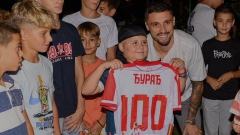 ЂУРАЂЕ, НЕКА ТИ ЈЕ СРЕЋНО: Раде Крунић изненадио малишана из Зрењанина (ВИДЕО) ЂУРАЂЕ, НЕКА ТИ ЈЕ СРЕЋНО: Раде Крунић изненадио малишана из Зрењанина (ВИДЕО)