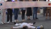 BLOKADERI NAPUSTILI SVAKI VID NORMALNOSTI: Bizaran performans u centru Beograda, N1 sve prenosio bez čuđenja (VIDEO) BLOKADERI NAPUSTILI SVAKI VID NORMALNOSTI: Bizaran performans u centru Beograda, N1 sve prenosio bez čuđenja (VIDEO)
