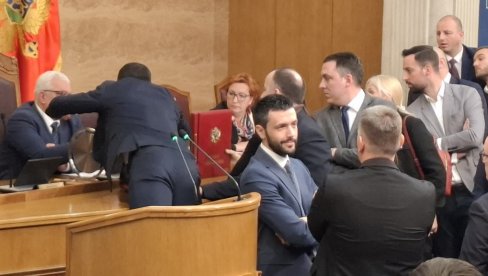 НА КОРАК ДО НОВЕ БЛОКАДЕ У ЦГ: Какве су последице скупштинске одлуке да не разматра избор судије Уставног суда НА КОРАК ДО НОВЕ БЛОКАДЕ У ЦГ: Какве су последице скупштинске одлуке да не разматра избор судије Уставног суда