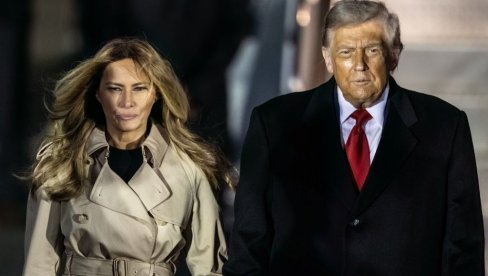 МЕЛАНИЈА ТРАМП У ТИХОМ ЛУКСУЗУ СЛЕТЕЛА У ВЕЛИКУ БРИТАНИЈУ: Прва дама показала шта значи безвременски стил (ФОТО)
