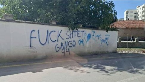 NA SVOME NISU DOBRODOŠLI: Na zidu dvorišta crkve u Kosovskoj Vitini ispisani pogrdni grafiti protiv Srba i SPC