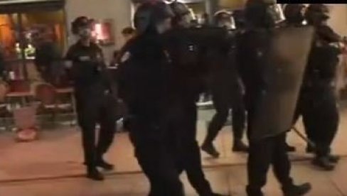 ПОЛИЦИЈА РАЗБИЈА БЛОКАДЕ У ФРАНЦУСКОЈ: Ухапшене десетине демонстраната - испаљени гумени меци испред школе у Паризу (ВИДЕО)