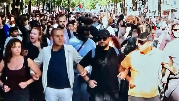 СТОТИНЕ ХИЉАДА ЉУДИ НА УЛИЦАМА ФРАНЦУСКЕ: Сукоби с полицијом - стотину ухапшених