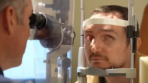 Bio je slep 20 godina, a onda su mu izvadili zub i - progledao je! Majstorija čuvenog doktora (VIDEO)