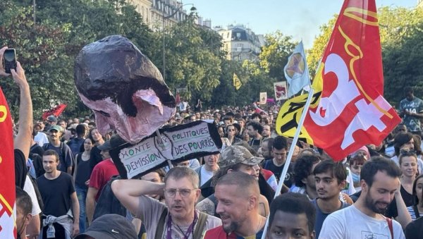 ПРВА ЖРТВА ПРОТЕСТА У ФРАНЦУСКОЈ: Полиција убила мушкарца који их је напао мачетом