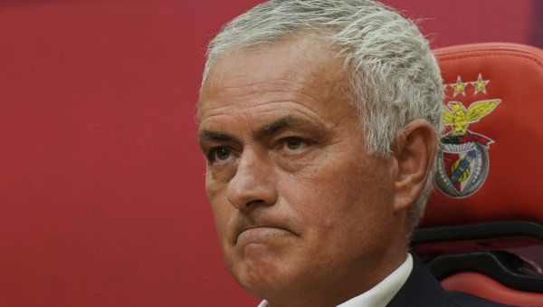 ИЗДАЛИ СТЕ МЕ! Жозе Мурињо хтео да својим играчима уради нешто невероватно на полувремену!