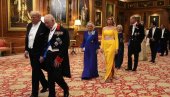 ДА ЛИ ЈЕ МЕЛАНИЈА ТРАМП ПРЕКРШИЛА ПРОТОКОЛ ХАЉИНОМ СА ДРЖАВНОГ БАНКЕТА? Гола рамена и изрез не престају да се коментаришу у модном свету (Ф