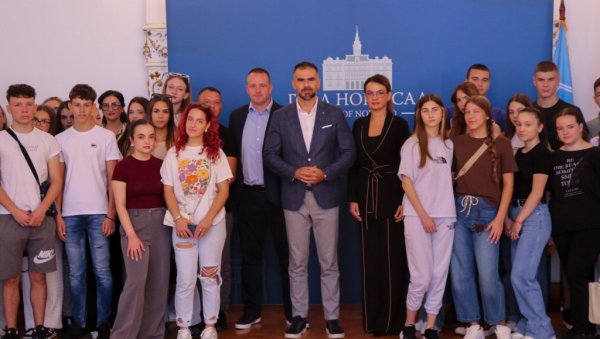 ДЕЦА СА КОСОВА И МЕТОХИЈЕ ГОСТОВАЛА У НОВОСАДСКОЈ ГРАДСКОЈ КУЋИ: Град наставља помоћ и подршку