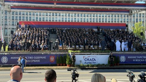ВЕЛИЧАНСТВЕНА ВОЈНА ПАРАДА СНАГА ЈЕДИНСТВА: Стигао Вучић, гардисти му предају рапорт (ФОТО/ВИДЕО)