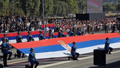 ВЕЛИЧАНСТВЕН ПРИЗОР: Застава од 300 метара развијена на војној паради у Београду