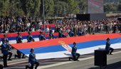 ВЕЛИЧАНСТВЕН ПРИЗОР: Застава од 300 метара развијена на војној паради у Београду