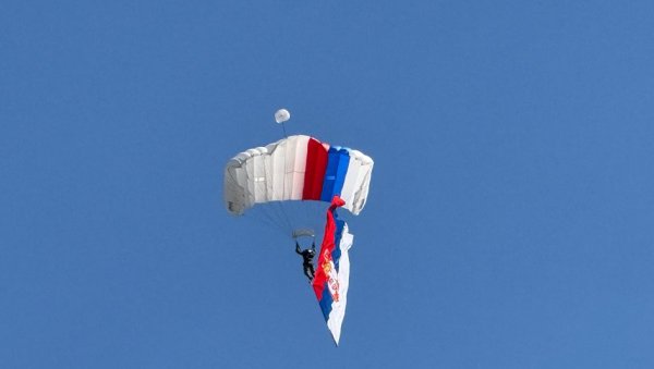 НЕБЕСКЕ ВИДРЕ: Вијори се са застава са неба (ВИДЕО) НЕБЕСКЕ ВИДРЕ: Вијори се са застава са неба (ВИДЕО)
