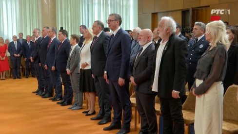 VUČIĆ URUČUJE ODLIKOVANJA: Predsednik na ceremoniji povodom Dana srpskoj jedinstva, slobode i nacionalne zastave (VIDEO)