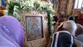 МОЛИЛИ  СЕ ПРЕД  ДРЕВНОМ СВЕТИЊОМ: У манастиру Тумане прослављен јубилеј доласка чудотворне иконе Богородице Курске