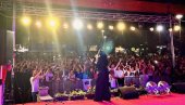 REKORD ZA KRAJ LETA: Dragana Mirković u Mrčajevcima okupila 30 hiljada ljudi (FOTO) REKORD ZA KRAJ LETA: Dragana Mirković u Mrčajevcima okupila 30 hiljada ljudi (FOTO)