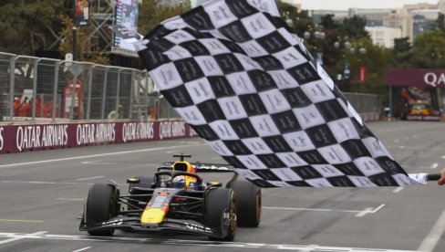 FORMULA 1 SVE LUĐA! Najbrži na svetu se zakucao u zid, pobeda pripala legendi - šampionka trka je otvorena! FORMULA 1 SVE LUĐA! Najbrži na svetu se zakucao u zid, pobeda pripala legendi - šampionka trka je otvorena!