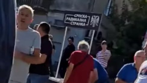 ДОШЛА ДА ПРОВОЦИРА РАДИКАЛЕ, ПА ДОЗИВАЛА ПОЛИЦИЈУ: Спала књига на једну плашљиву блокадерку (ВИДЕО)