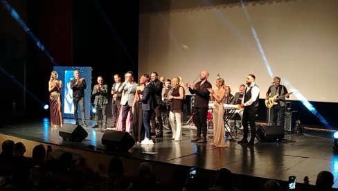 SEĆANJE NA DARKA RADOVANOVIĆA: Porodica, prijatelji i kolege sa estrade se okupili na humanitarnom koncertu u pevačevu čast (FOTO) SEĆANJE NA DARKA RADOVANOVIĆA: Porodica, prijatelji i kolege sa estrade se okupili na humanitarnom koncertu u pevačevu čast (FOTO)