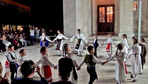 KRUG LJUBAVI U HERCEG NOVOM: Kolo srpskih sestara obeležilo slavu programom „Kosovo je naša kolevka“